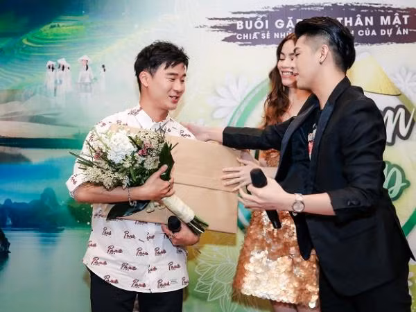 Rapper Basick qua Việt Nam quay show cùng Hồ Ngọc Hà và Noo Phước Thịnh