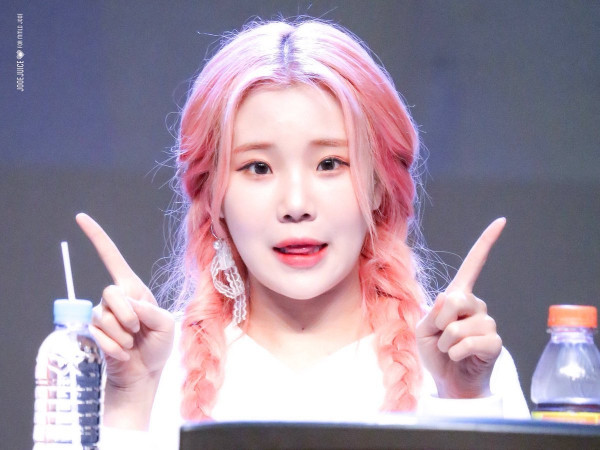 Có lẽ JooE (Momoland) là nữ thần tượng đầu tiên dám "cười đùa" khi nói về chuyện thẩm mỹ