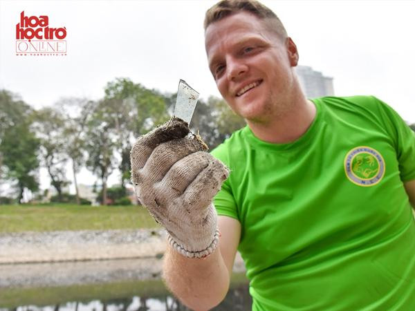 Hà Nội: "Ông Tây nhặt rác" cùng hàng trăm bạn trẻ tham gia dọn dẹp sông Tô Lịch