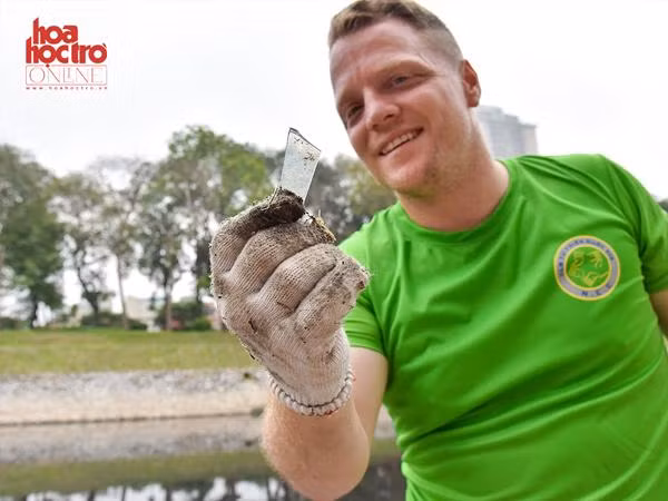 Hà Nội: "Ông Tây nhặt rác" cùng hàng trăm bạn trẻ tham gia dọn dẹp sông Tô Lịch
