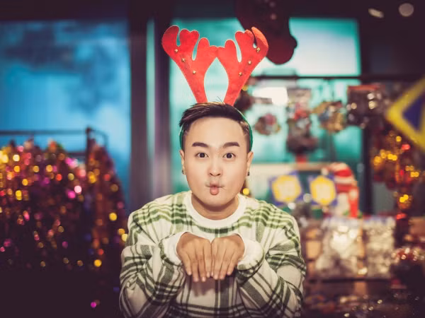 Thái Duy (Chuồn chuồn giấy) “tạm ngưng” giả gái, tung bộ ảnh Giáng sinh lung linh