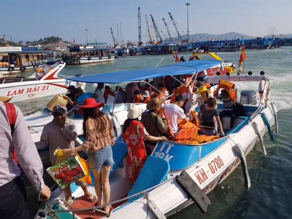 Nha Trang: Bến tàu du lịch đông nghịt khách ngày giáp Tết