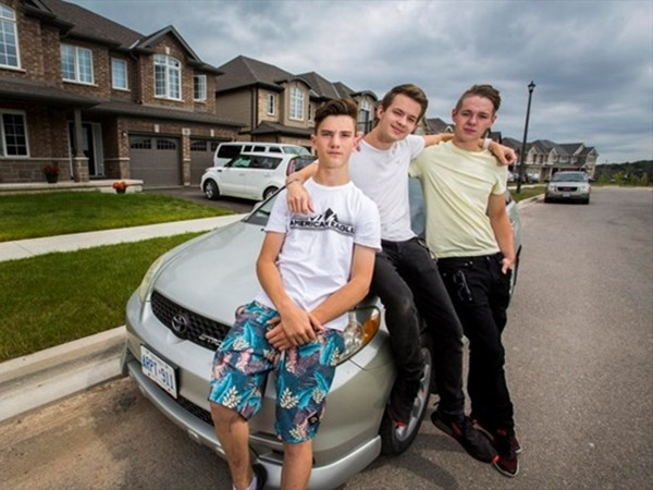 Xe của một phụ nữ bị hỏng máy giữa đêm, và ba "người hùng" tuổi teen xuất hiện!