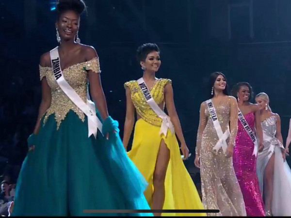 Bán kết Miss Universe 2018: H'Hen Niê nổi bật trong trang phục dạ hội với gam vàng rực rỡ