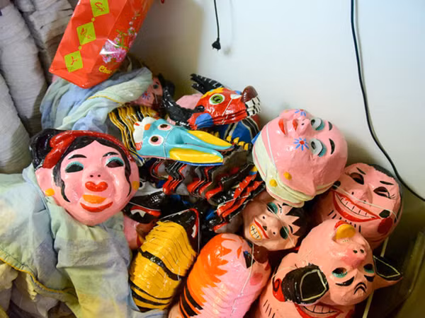 Gia đình làm mặt nạ giấy bồi cuối cùng ở phố cổ Hà Nội