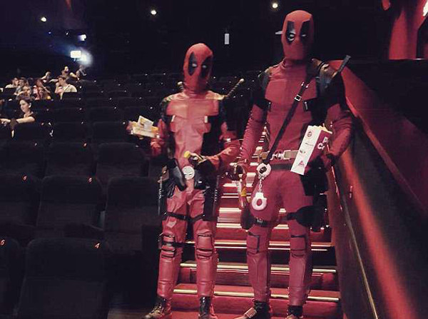 Thụy Sĩ: Mặc trang phục “Quái nhân” đi xem phim, hai thanh niên bị cảnh sát bắt giữ