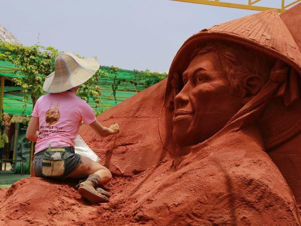 Ngắm những tác phẩm điêu khắc này, bạn sẽ thấy cát không chỉ dùng để... xây nhà