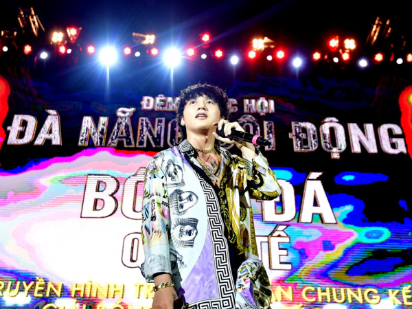 Sơn Tùng M-TP, MC Nguyên Khang, Only C cuồng nhiệt cổ vũ trận chung kết World Cup 2018 tại Đà Nẵng