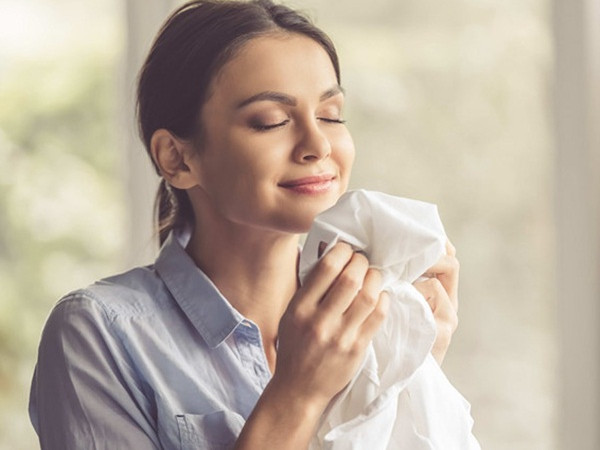 Phụ nữ vui khi ngửi quần áo của người yêu: Vì sao?
