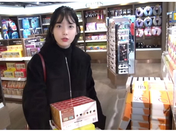 Vì sao mỗi lần ra sân bay, IU luôn mua cực nhiều bánh kẹo bim bim như để chống đói?