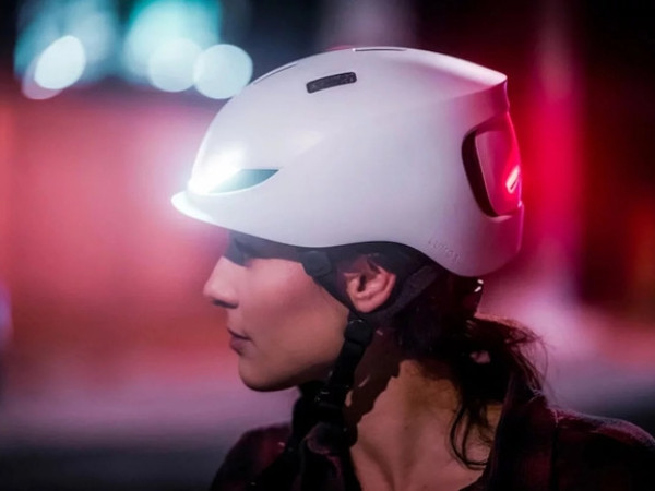 Không chỉ bán iPhone, Apple giờ đây còn kinh doanh cả nón bảo hiểm thông minh