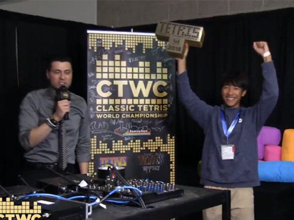 Hạ bệ đối thủ 7 lần vô địch, chàng trai 16 tuổi trở thành người "Xếp hình giỏi nhất thế giới"