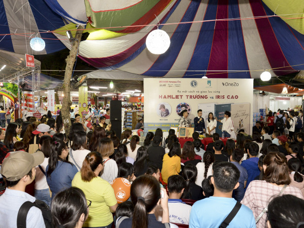 "Tưng bừng" như ra mắt sách của Iris Cao và Hamlet Trương: Người dự đông nghẹt - "sao" hội tụ