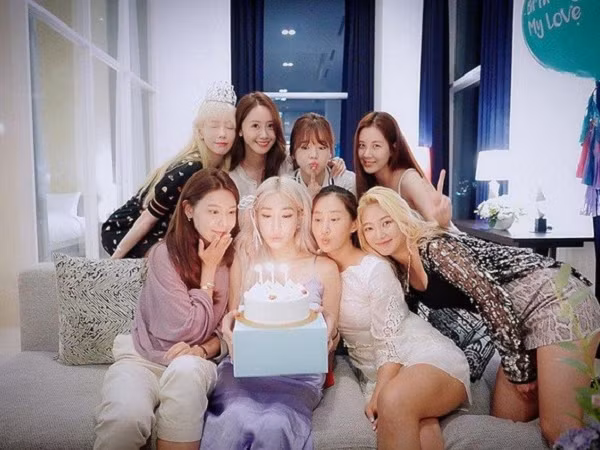 Xa nhau đã lâu, Tiffany vẫn được các cô gái SNSD thương mến như thế này