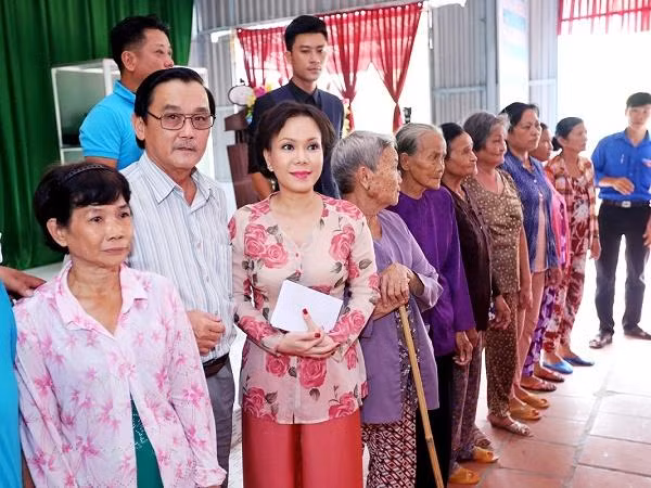 Nghệ sĩ Việt Hương trao 100 phần quà Tết hỗ trợ người dân gặp khó khăn