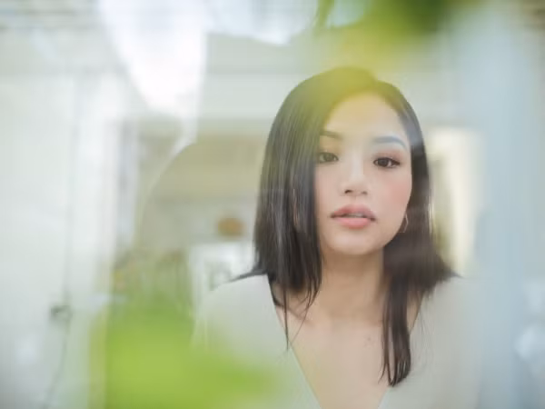 Miu Lê tung phiên bản acoustic cho hit mới cùng "bạn diễn" siêu đáng yêu 