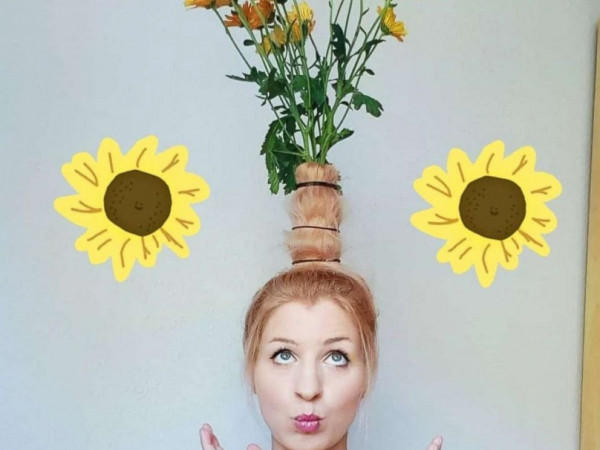 Cài hoa xưa rồi, giờ muốn làm đẹp là phải cắm cả bình hoa lên tóc