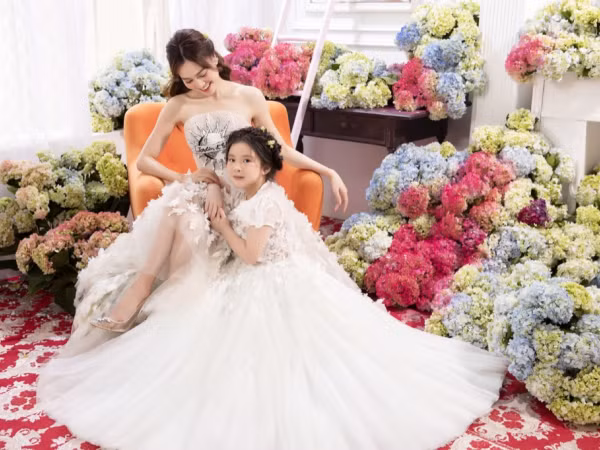 Lan Ngọc khiến fan “tan chảy” khi xuất hiện cùng cháu gái trong bộ ảnh mới