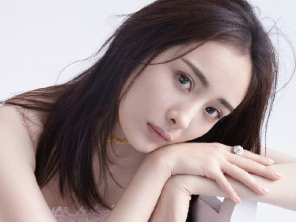 Dương Mịch là sao Châu Á đầu tiên trở thành người đại diện toàn thương hiệu của Stuart Weitzman