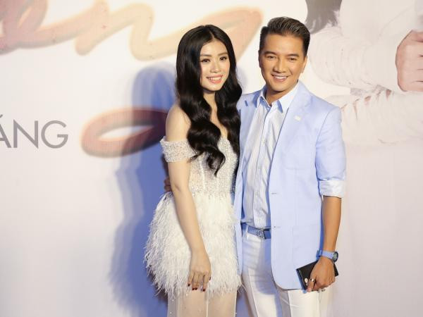 Quán quân "Sao Mai" Thu Hằng biến hóa trong đêm nhạc riêng