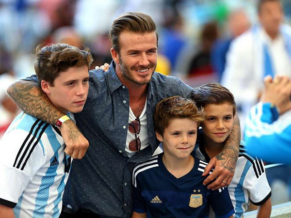 Choáng với những món quà sao thế giới dành tặng các "cậu ấm cô chiêu"