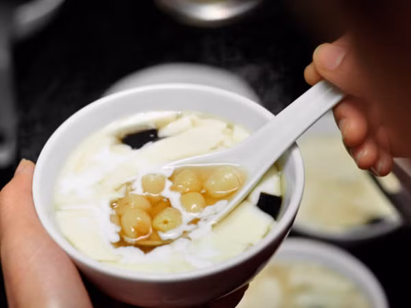 Tàu hũ ở đâu cũng ăn lạnh, nhưng người Sài Gòn lại ăn tàu hũ nóng cho mát