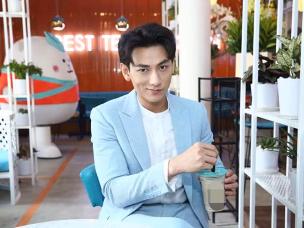 "Nam thần" Isaac diện vest lịch lãm, hẹn hò uống trà sữa cùng các fan hâm mộ 