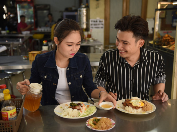Chí Thiện “hẹn hò” hoa khôi Phương Thảo, cùng nhau khám phá ẩm thực Sài Gòn