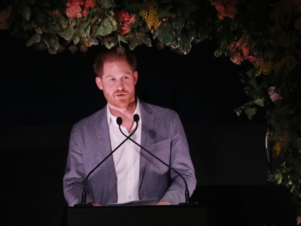 Hoàng tử Harry "rất buồn" vì bị tước hẳn chức vị hoàng gia