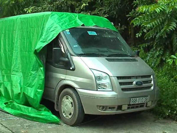 Vụ bé 3 tuổi bị bỏ quên 7 tiếng trên xe: Tài xế nói quên do "bận và vội"!