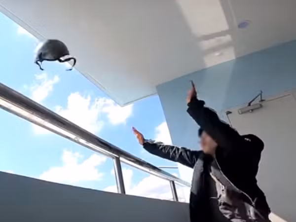 Clip thả mũ bảo hiểm từ tầng cao nhất của Landmark 81 gây tranh cãi