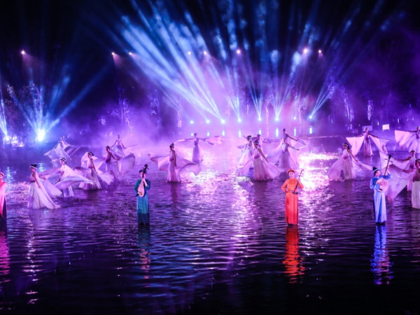 Sân khấu “Tinh hoa Bắc bộ" thu hút du khách tìm hiểu và yêu hơn văn hoá Việt