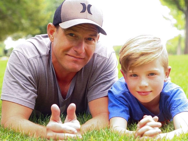 Ông bố đơn thân và con trai tuần nào cũng mời người vô gia cư đi ăn trưa