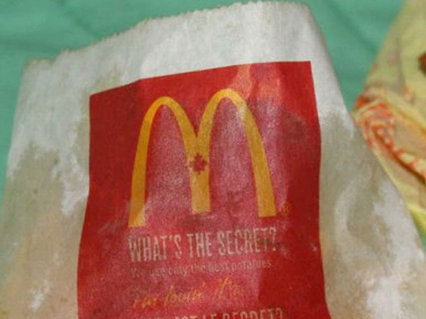 Bánh hamburger và khoai tây chiên đã để 6 năm được bán đấu giá trên eBay!