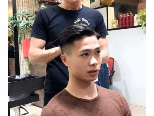 Chia tay mái tóc dài lãng tử, Công Phượng khoe tóc mới đón Tết đẹp trai như "soái ca"