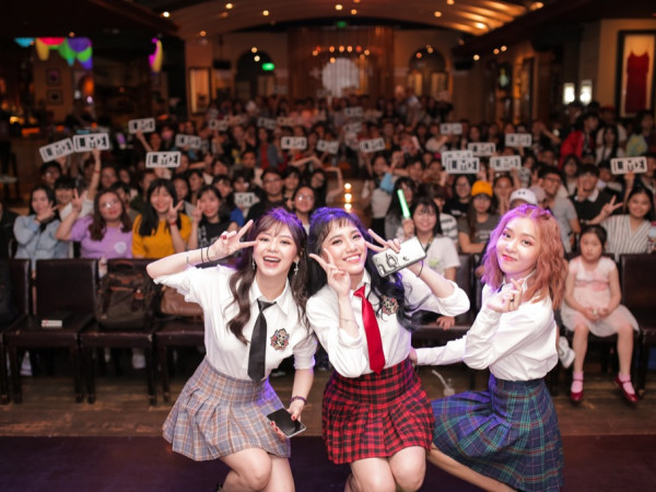 LIME họp mặt vui vẻ cùng người hâm mộ với phong cách nữ sinh cực đáng yêu