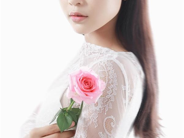 Hotgirl Sam quyến rũ trong trang phục trắng muốt