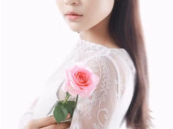 Hotgirl Sam quyến rũ trong trang phục trắng muốt