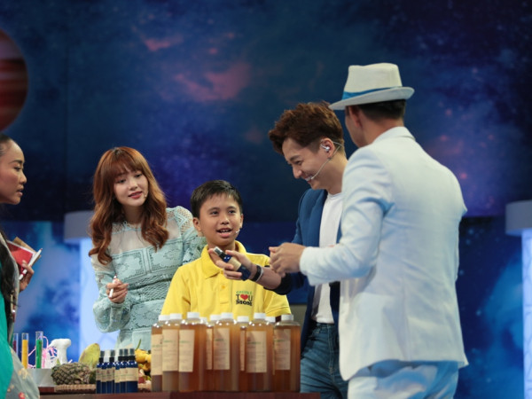 Ngô Kiến Huy dụ Xuân Bắc dùng thử sản phẩm handmade của "Sếp nhí"