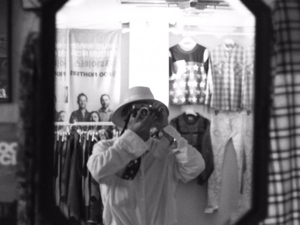 Muốn làm phó nháy sành điệu như V (BTS), bạn sẽ phải bỏ ra số tiền lớn đến không ngờ