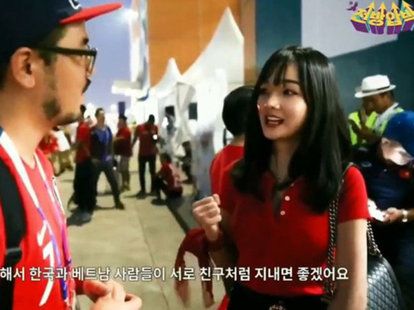 Nữ cổ động viên Việt gây sốt vì ngoại hình xinh xắn khi trả lời đài Hàn Quốc
