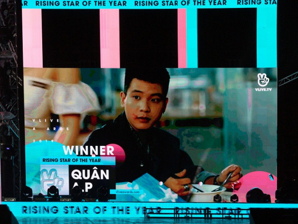 Quân A.P nhận giải Nghệ sĩ mới của năm ở "Vlive Awards 2019"