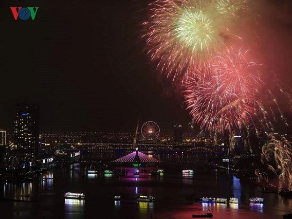 Hình ảnh lung linh màn trình diễn pháo hoa của đội Đà Nẵng - Việt Nam