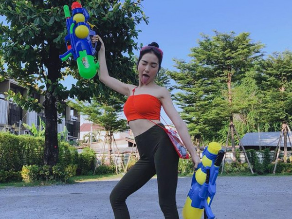 Hòa Minzy khoe clip "quẩy cực sung" tại lễ hội té nước Thái Lan cùng bạn trai thiếu gia