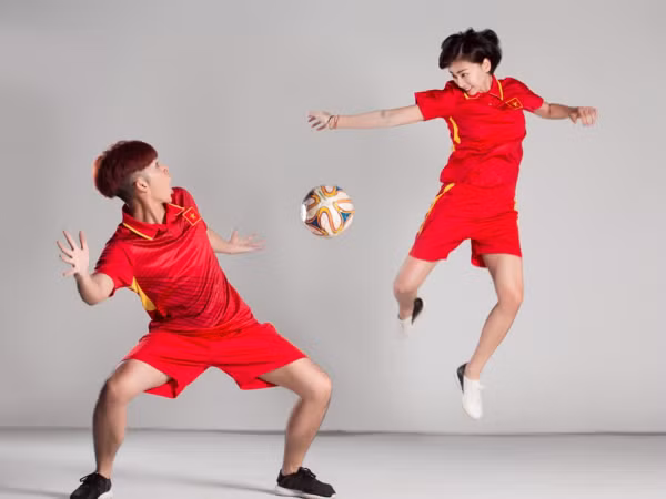 Jun Phạm và Ngô Thanh Vân diện trang phục đá banh ủng hộ đội tuyển bóng đá U23 Việt Nam