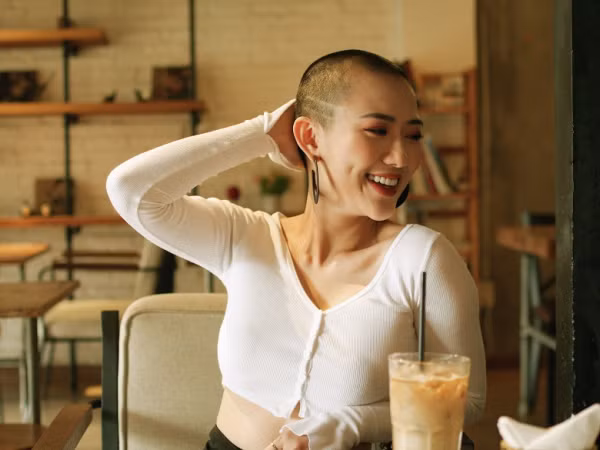 Trang Cherry hé lộ toàn cảnh quá trình "cạo trọc" trong MV "Chuyện Cũ" 