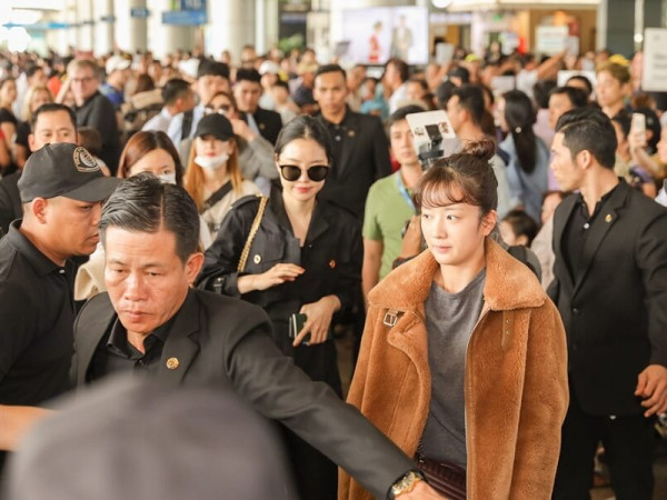 Apink đã đến Việt Nam, tự tin khoe mặt mộc tại sân bay Tân Sơn Nhất 