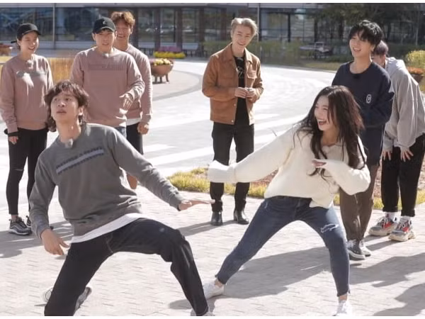 Lee Kwang Soo "quẩy" quá sung cùng Joy (Red Velvet) đến mức vỡ cả điện thoại