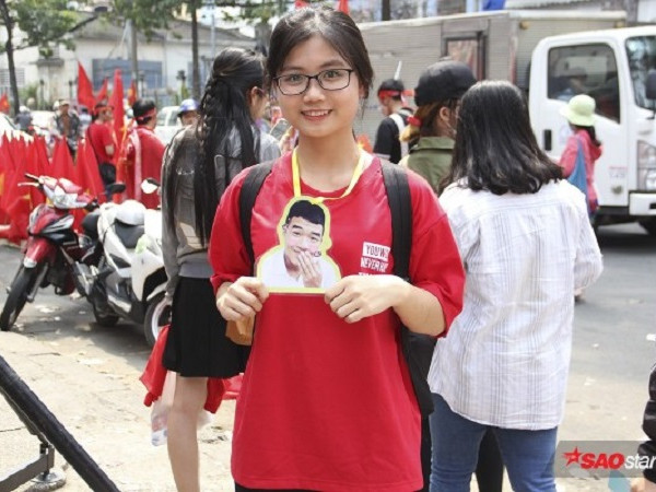 Dàn fan nữ xinh đẹp khoe sắc trước giờ giao lưu cùng U23 Việt Nam