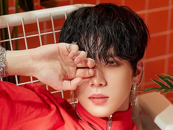 Cổ vũ bóng đá hăng đến mức sập cả giường, đúng là idol khỏe nhất K-Pop rồi